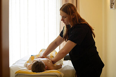 Kind bei einer Kinder-Wellness-Behandlung im Familienhotel Seeklause an der Ostsee.