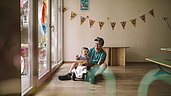 Vater spielt mit seine Kleinkind im Babyspielbereich des Familienhotels Tirolerhof in Tirol.