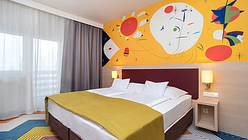 Modernes Familienzimmer mit einem Doppelbett im Familienhotel Kolping Hotel Spa & Family Resort in Ungarn.