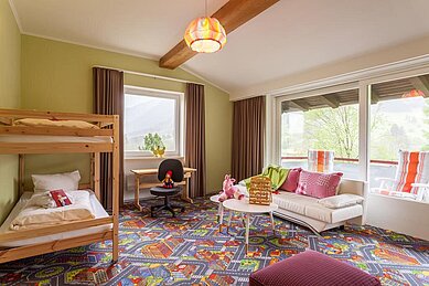 Ein Kinderzimmer mit Stockbett und Spielsachen im Familienhotel Bavaria im Allgäu