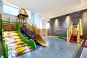 Der Inddor-Wasserspielplatz mit 3 kleinen Rutschen, zu finden gleich neben dem Indoor-Pool, ist ein eigener Raum im Familienhotel Habachklause im Salzburger Land