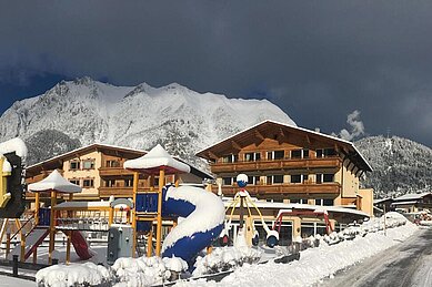 Der Lärchenhof von außen im Winter.