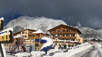 Der Lärchenhof von außen im Winter.