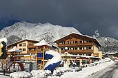 Der Lärchenhof von außen im Winter.