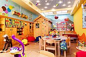 Das Spielzimmer im Wellness- & Familienhotel Egger in Saalbach Hinterglemm ist bunt dekoriert und hält viele Spiele und Bastelsachen für Kinder bereit.