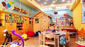 Das Spielzimmer im Wellness- & Familienhotel Egger in Saalbach Hinterglemm ist bunt dekoriert und hält viele Spiele und Bastelsachen für Kinder bereit.