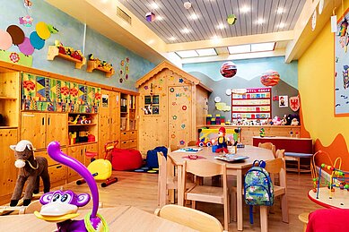 Das Spielzimmer im Wellness- & Familienhotel Egger in Saalbach Hinterglemm ist bunt dekoriert und hält viele Spiele und Bastelsachen für Kinder bereit.