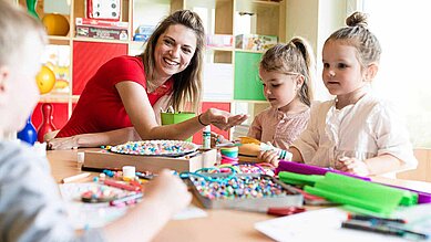 Zwei Kinder in der liebevollen Familotel Kinderbetreuung im Happy-Club im Familienurlaub.