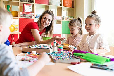 Zwei Kinder in der liebevollen Familotel Kinderbetreuung im Happy-Club im Familienurlaub.