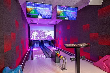 Zwei Bowlingbahnen mit elektrischer Tafel im Familienhotel Galtenberg Family & Wellness Resort in Tirol.