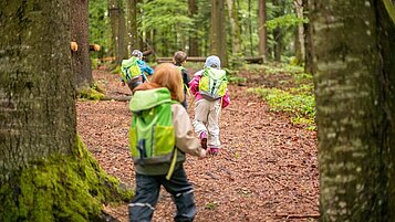 Gastkinder des Familienhotels Landhaus zur Ohe gehen mit Ihrem Betreuer in des Wald und erkunden die Landschaft.