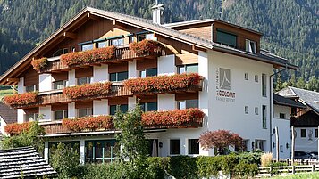 Eine Seitenansicht vom Familienhotel Alpenhof Dolomit Family in Südtirol.