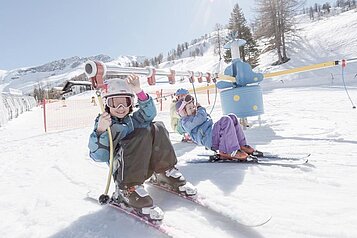 Kinder des Familienhotels Gorfion in Liechtenstein vergnügen sich in der Skischule.