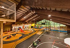 Große Indoorspielhalle mit einer Softplayanlage im Familienhotel Sonngastein in Bad Gastein.