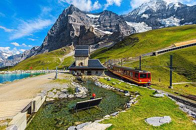 Mit der Bergbahn durch die Schweiz.