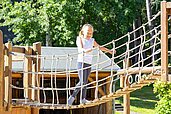 Mädchen spielt auf dem Spielplatz im Family Club Harz