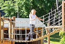 Mädchen spielt auf dem Spielplatz im Family Club Harz