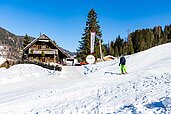 Hotelgäste des Familienhotels Kirchheimerhof in Kaernten auf der Skipiste.