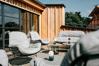 Dachterrasse der Hotelbar "blindes Huhn" im Familotel Landhaus Averbeck.