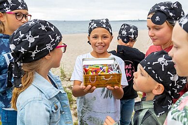 Kinder bei der Schatzsuche in der Kinderbetreuung des Familienhotels Strandkind an der Ostsee.