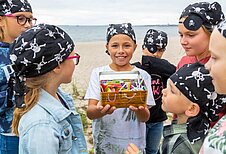 Kinder bei der Schatzsuche in der Kinderbetreuung des Familienhotels Strandkind an der Ostsee.