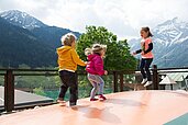 Kinder springen auf einem Trampolin im Familienhotel Alphotel.