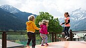 Kinder springen auf einem Trampolin im Familienhotel Alphotel.