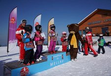 Die Kinder bekommen Urkunden vom Ski-Kurs im Familienhotel Sonne Bezau Vorarlberg.