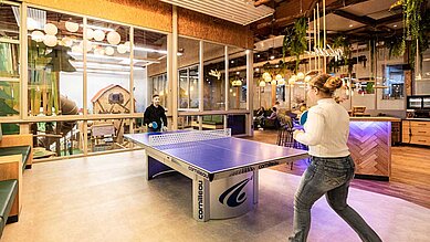 Teens spielen Tischtennis an der Bar des Familienhotels Sonnenpark im Sauerland.