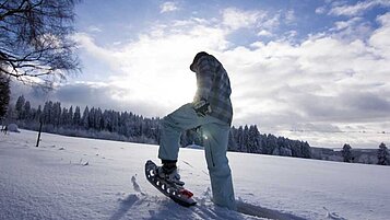 Eine abendliche Schneeschuhwanderung durch den Tiefschnee im Thüringer Wald