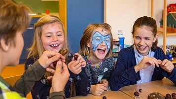 Kinder mit Gesichtsbemalung während der Kinderbetreuung im Familienhotel Deichkrone an der Nordsee