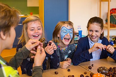 Kinder mit Gesichtsbemalung während der Kinderbetreuung im Familienhotel Deichkrone an der Nordsee