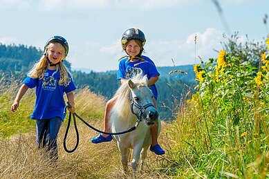 Ponyreiten im Freien durch die Weiden rund um das Familienhotel Ulrichshof im Bayerischen Wald