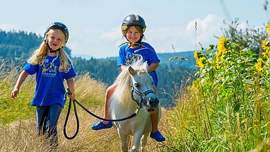 Ponyreiten im Freien durch die Weiden rund um das Familienhotel Ulrichshof im Bayerischen Wald