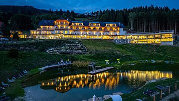 Das Familien Resort Petschnighof von außen in der Dämmerung.