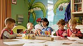 Betreuerin bastelt mit den Kindern im Happy-Club des Familienhotels Seeklause an der Ostsee.