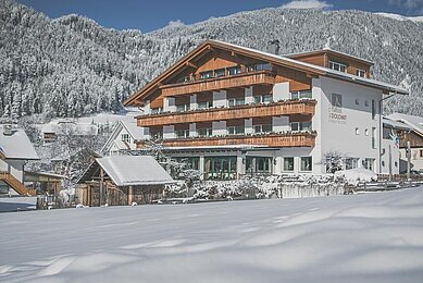 Das Familienhotel Alpenhof Dolomit Family in Südtirol im Winter.