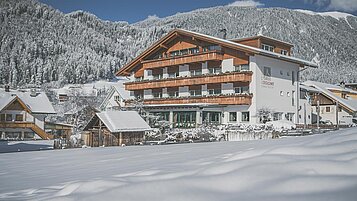 Das Familienhotel Alpenhof Dolomit Family in Südtirol im Winter.