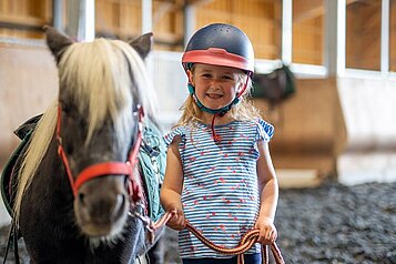 Geführte Winter-Ponywanderung im Familienhotel Elldus Resort im Erzgebirge