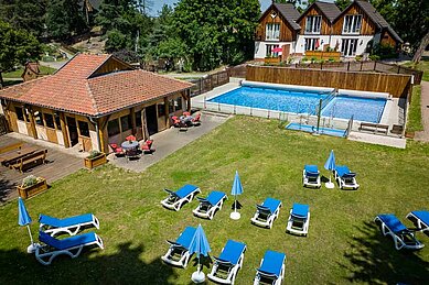 Luftaufnahme des Family Club Harz mit Pool.