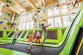 Ein paar Kinder im Trampolinpark beim Basketballspielen im Familienhotel Feldberger Hof im Schwarzwald 