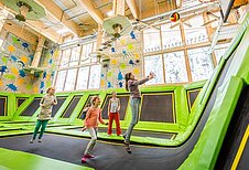 Ein paar Kinder im Trampolinpark beim Basketballspielen im Familienhotel Feldberger Hof im Schwarzwald 