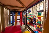 Indoor-Spielplatz mit Softplayanlage und Klettermöglichkeiten im Familienhotel Mein Krug im Fichtelgebirge.