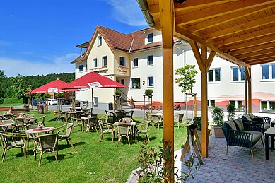 Außenansicht des Familienhotels Rhön Feeling im Sommer.