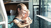 Mutter und Sohn baden im Familienhotel im Pool