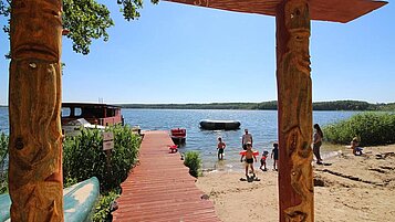 Wunderbarer Blick vom Strand am Familienhotel Borchards Rookhus auf den Großen Labussee in der Mecklenburgischen Seenplatte.