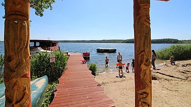 Wunderbarer Blick vom Strand am Familienhotel Borchards Rookhus auf den Großen Labussee in der Mecklenburgischen Seenplatte.