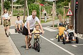 Vater übt mit seinem Sohn das Fahrradfahren auf der Hoteleigenen Rennstrecke im Familienhotel Seeklause an der Ostsee.