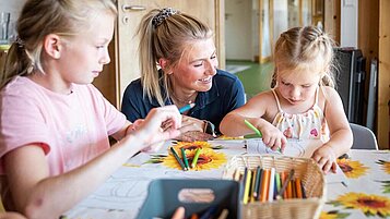 Kinder haben große freude im Happy-Club während Sie malen im Familienhotel Elldus Resort im Erzgebirge.