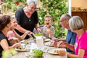 Familie sitzt beisammen und genießen das Essen im Familienhotel Engel im Schwarzwald.